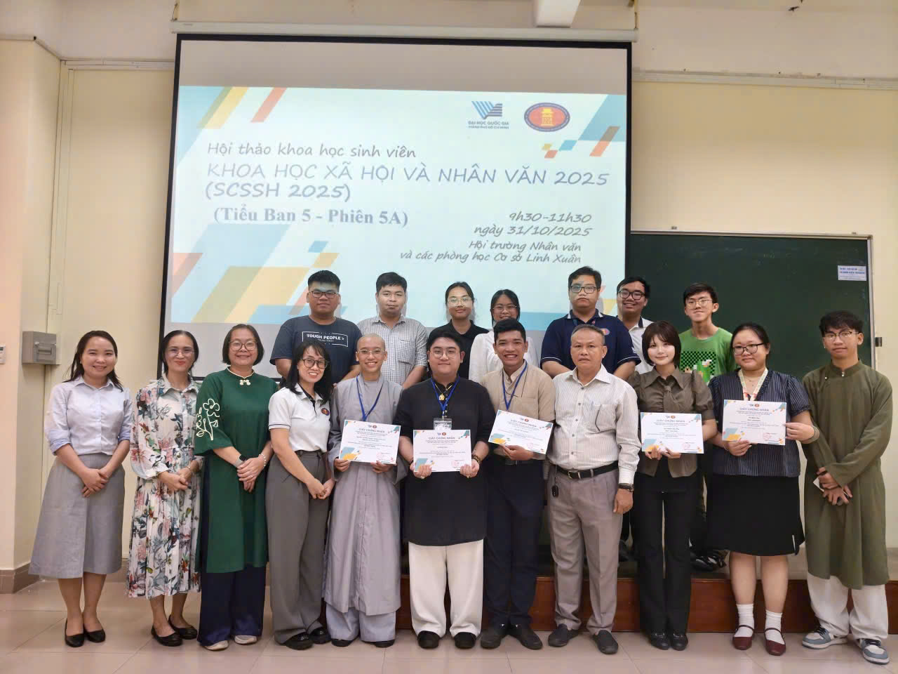 Hơn 20 bài viết nghiên cứu khoa học sinh viên ngành Nhân học và Tôn giáo học đã trình bày trong Hội thảo khoa học sinh viên cấp trường năm 2025