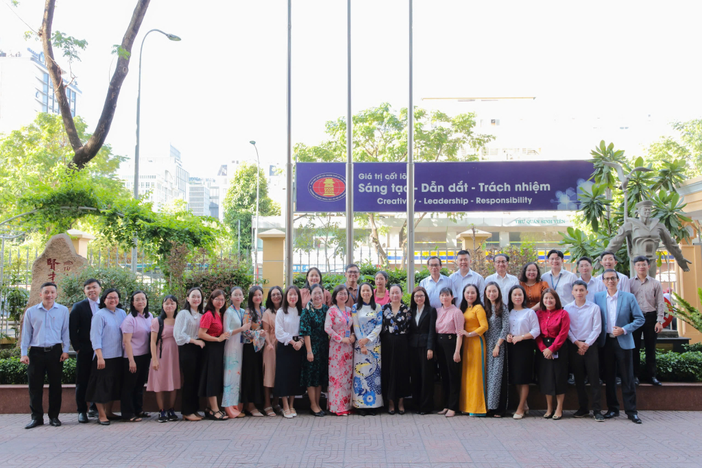 Tìm hiểu về đường sắt đô thị TP.HCM trong Lễ chào cờ và sinh hoạt dưới cờ tháng 3