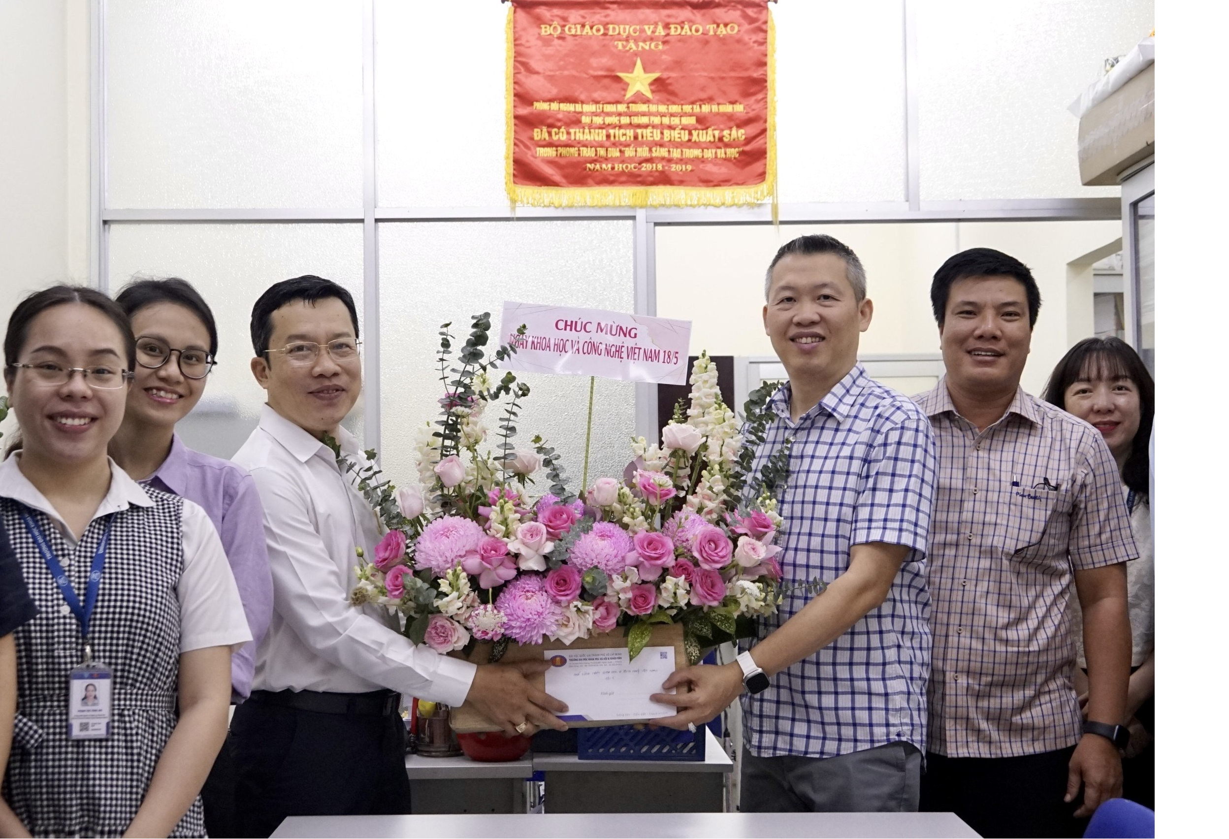 Đại diện Công đoàn và lãnh đạo Nhà trường chúc mừng Phòng Đối ngoại và Quản lý khoa học nhân ngày Khoa học và Công nghệ Việt Nam (18.5.2013 - 18.5.2024)