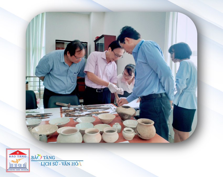 Chuyên gia Giám định bộ sưu tập hiện vật do NST Nguyễn Ngọc Ẩn tặng