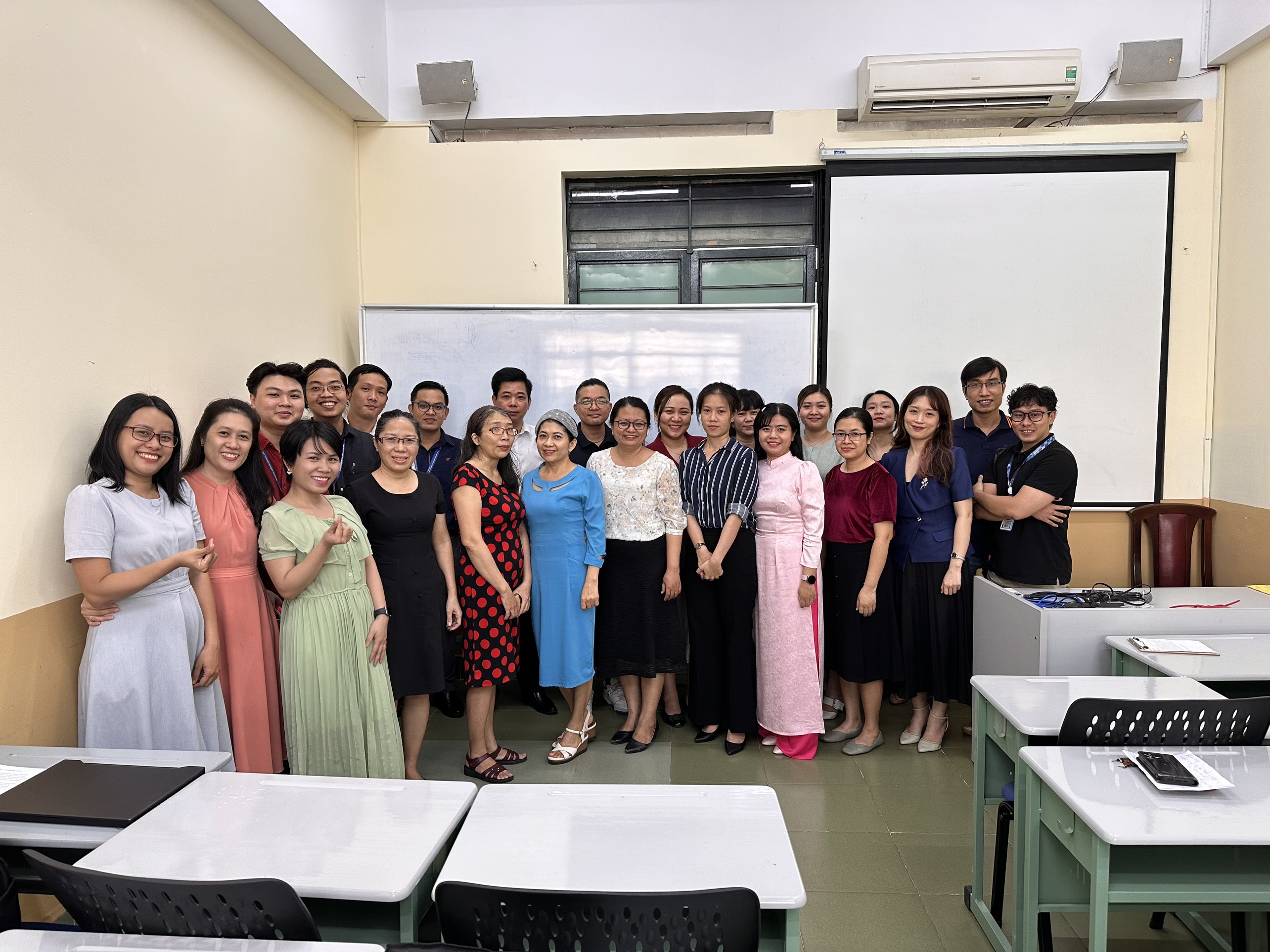 HỘI NGHỊ KHOA HỌC SINH VIÊN – KHOA NGỮ VĂN ANH NĂM HỌC 2023 – 2024