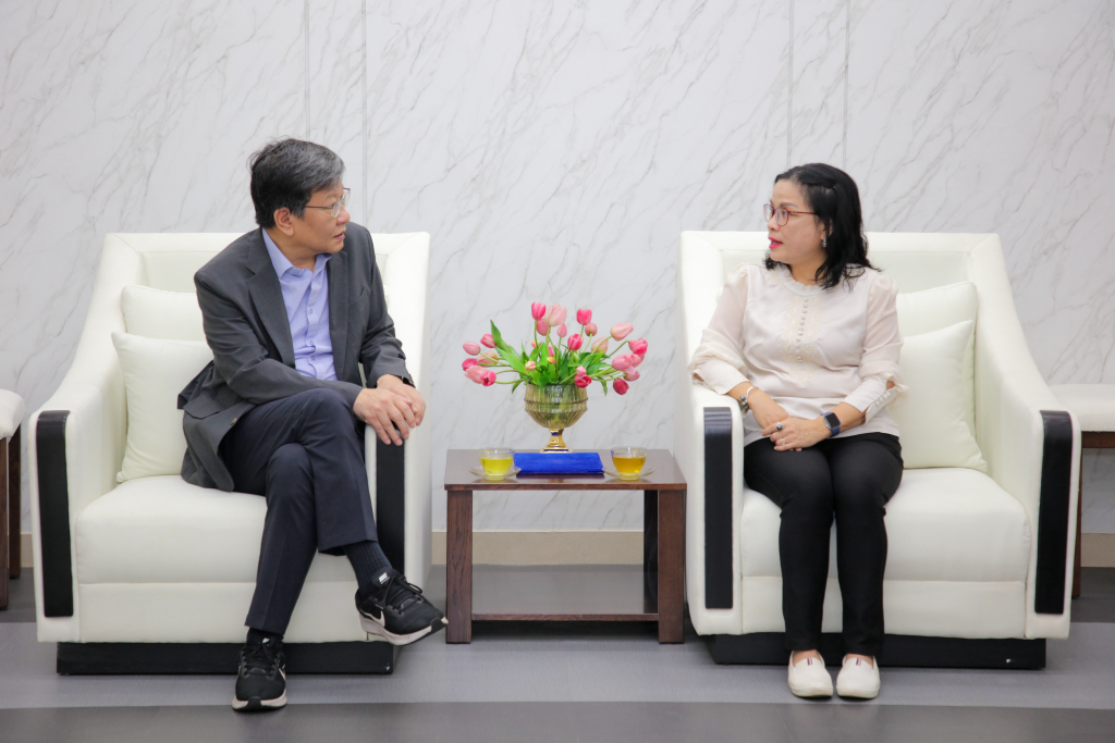 Nhà trường làm việc với Giám đốc Trung tâm Nghiên cứu Châu Á, Đại học Quốc gia Seoul