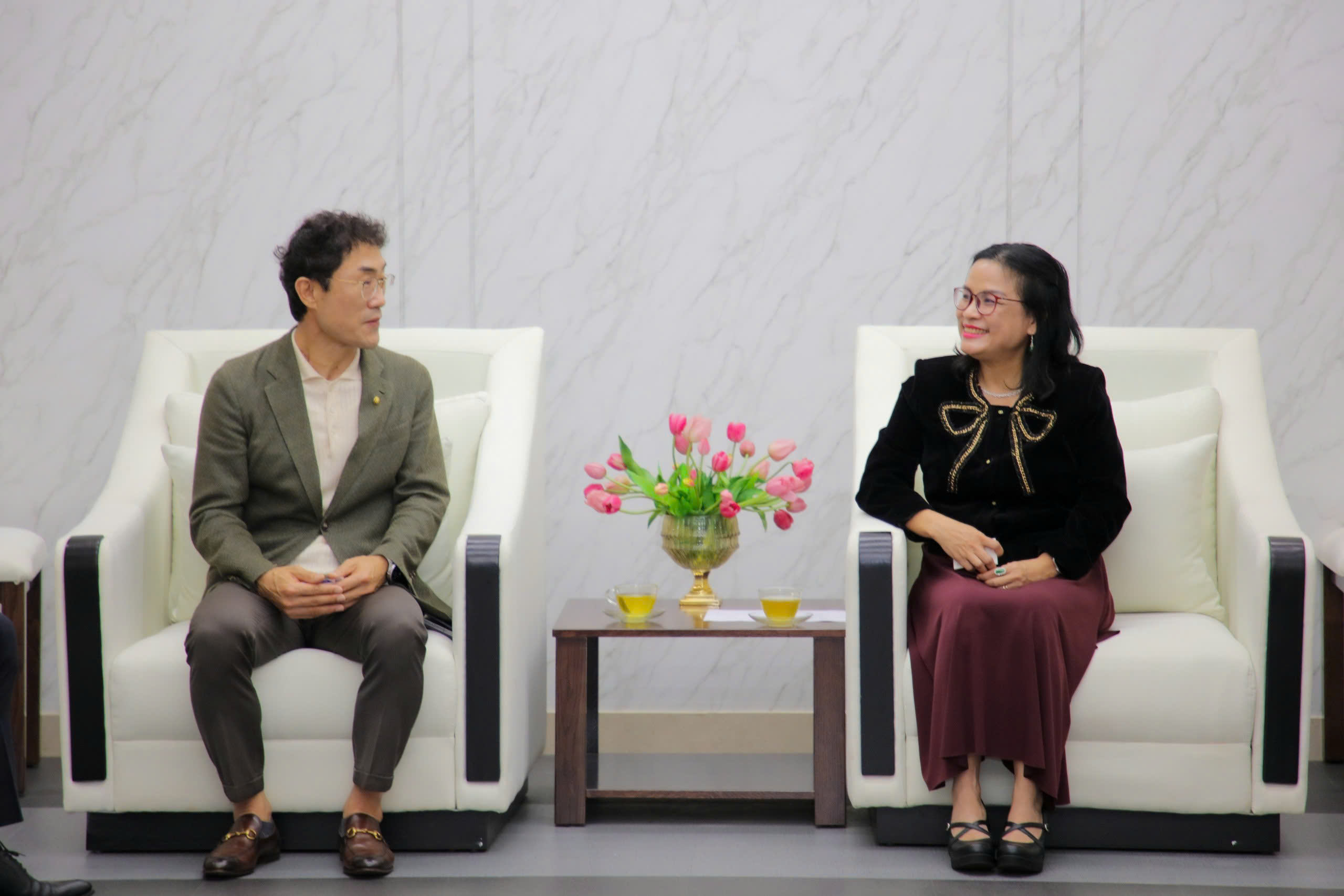 Nhà trường tiếp Đoàn đại biểu Hội đồng Tư vấn Dân chủ Hòa bình Thống nhất Hàn Quốc tại Việt Nam