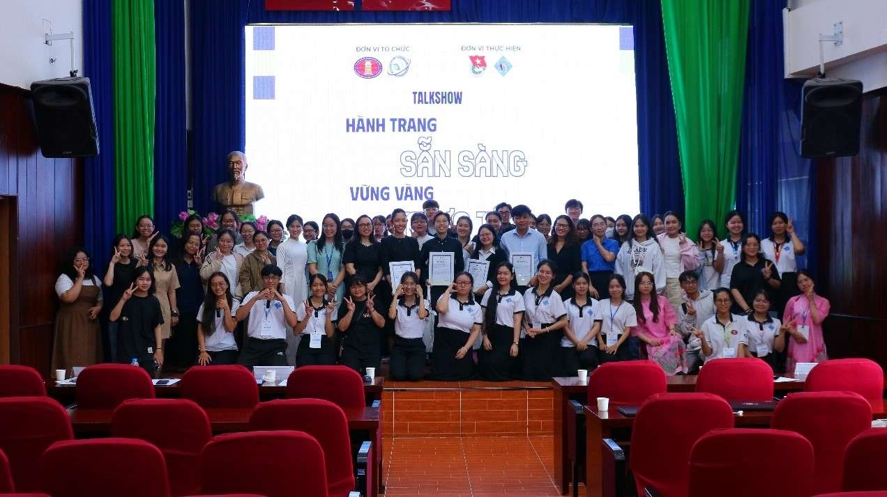 KHOA LƯU TRỮ HỌC – QUẢN TRỊ VĂN PHÒNG TỔ CHỨC TALKSHOW “HÀNH TRANG SẴN SÀNG, VỮNG VÀNG THỰC TẬP”