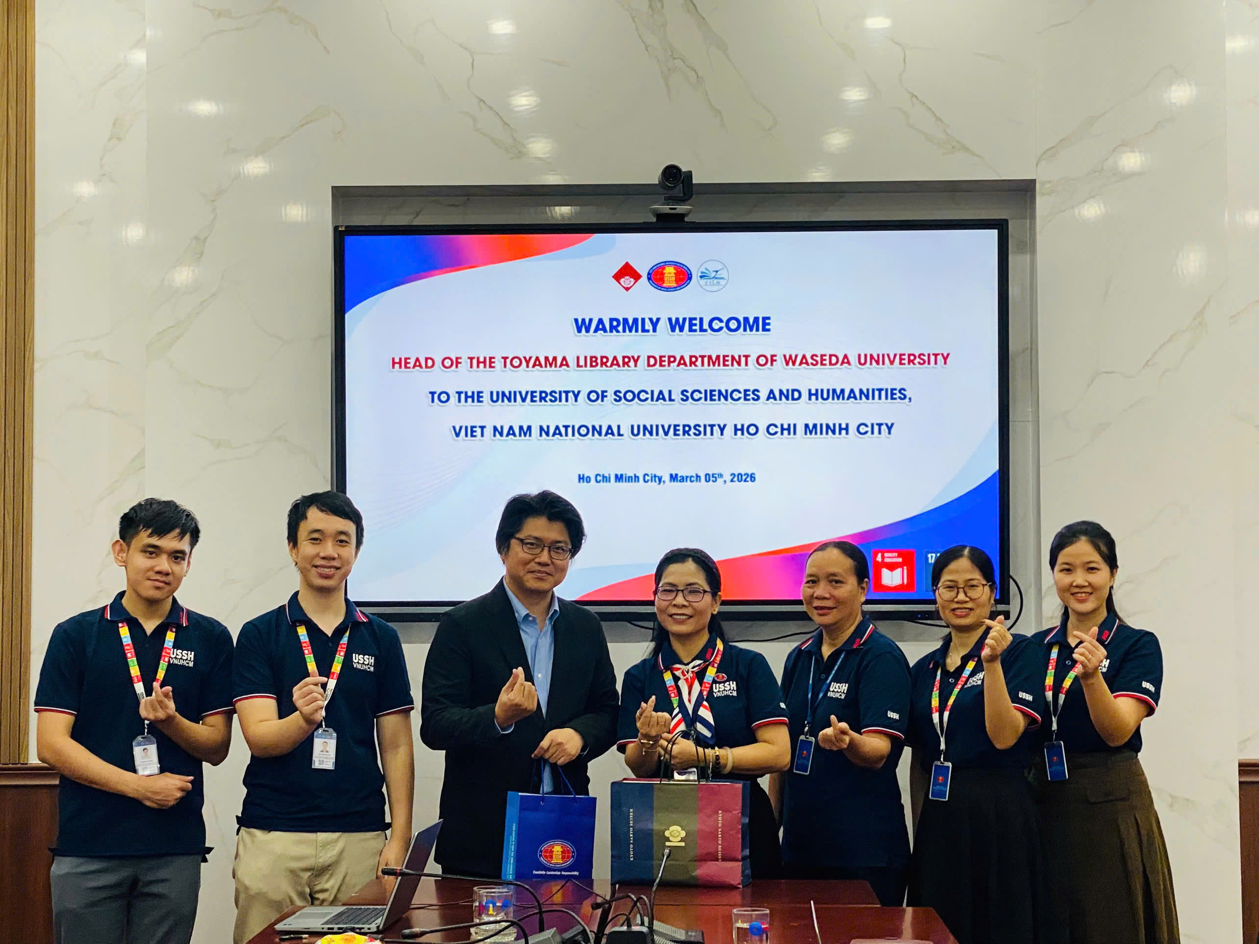 Trung tâm Thông tin, Thư viện và Bảo tàng tiếp đón đại diện Thư viện Toyama, Đại học Waseda (Nhật Bản)