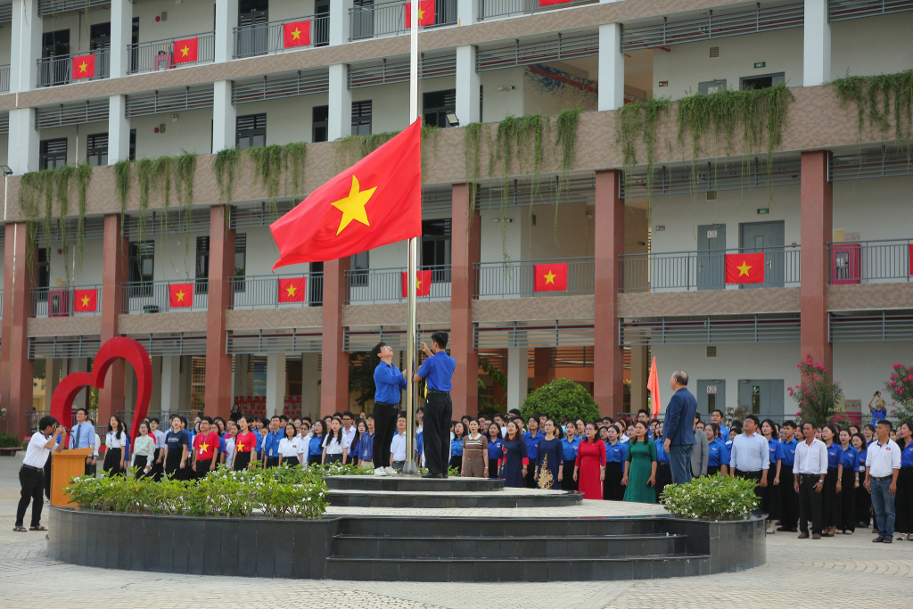 Lễ chào cờ đặc biệt kỷ niệm 50 năm thống nhất đất nước: Nhân văn tiếp nối khát vọng dựng xây trong kỷ nguyên vươn mình của dân tộc