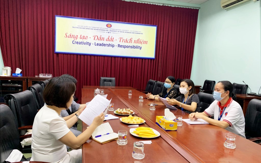 Đại diện lãnh đạo Thư viện Quốc gia Việt Nam và Bộ phận điều phối chương trình tài trợ sách Quỹ Châu Á khảo sát, đánh giá hiệu quả sử dụng sách do Quỹ Châu Á tài trợ tại Thư viện Trường Đại học Khoa học Xã hội & Nhân văn, ĐHQG-HCM