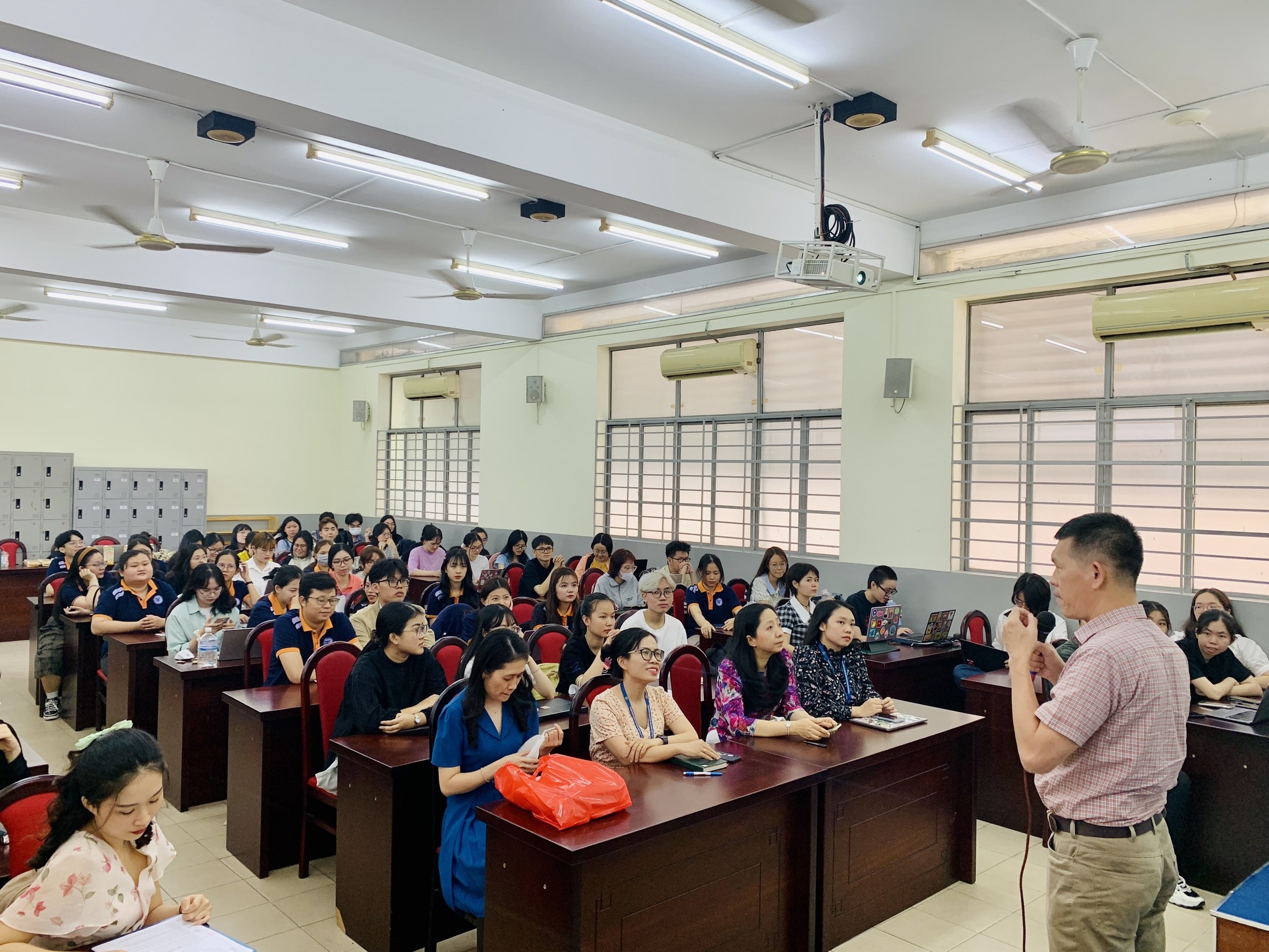 BÁO CÁO CHUYẾN ĐI THỰC ĐỊA CỦA SINH VIÊN CHUYÊN NGÀNH VĂN HOÁ – VĂN HỌC ANH & MỸ