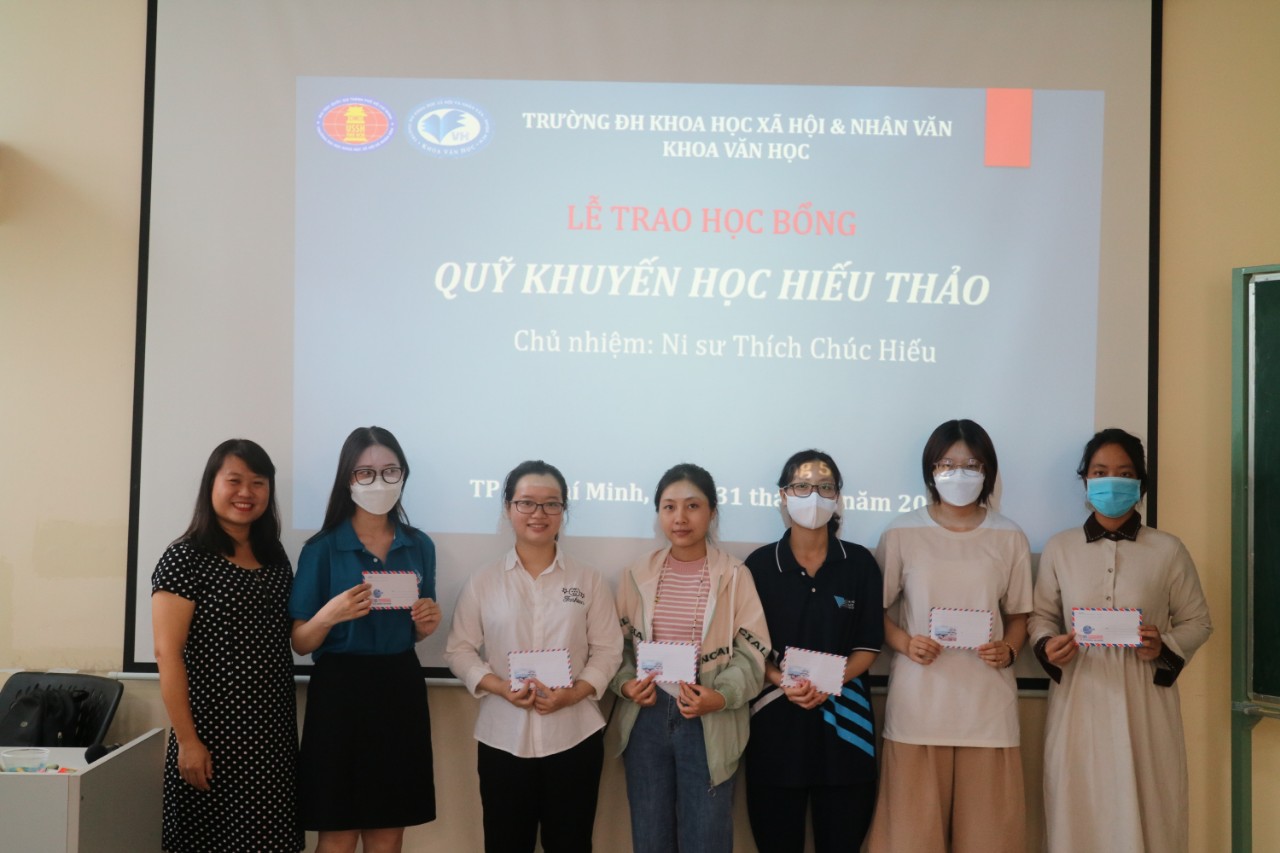 Sư cô Chúc Hiếu (Tu viện Bồ Đề tại Bakersfield, California, Hoa Kỳ) trao học bổng hỗ trợ sinh viên khoa Văn học nhân dịp đại lễ Phật Đản