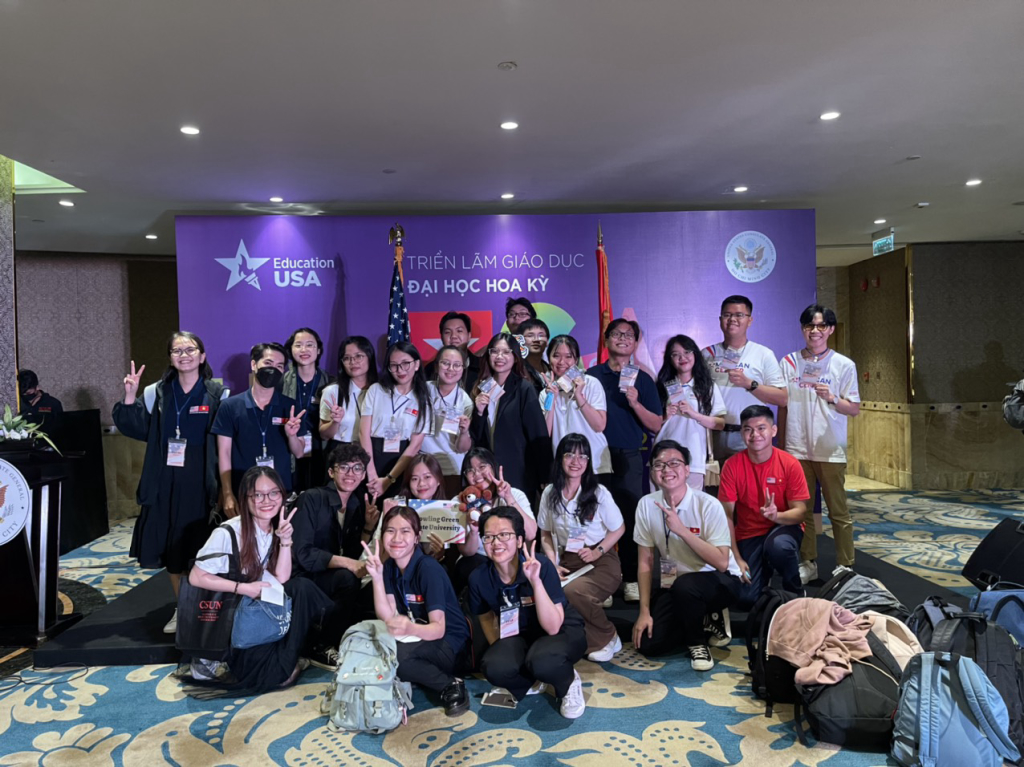 SINH VIÊN KHOA NGỮ VĂN ANH THAM GIA HỖ TRỢ EDUCATION FALL FAIR 2022