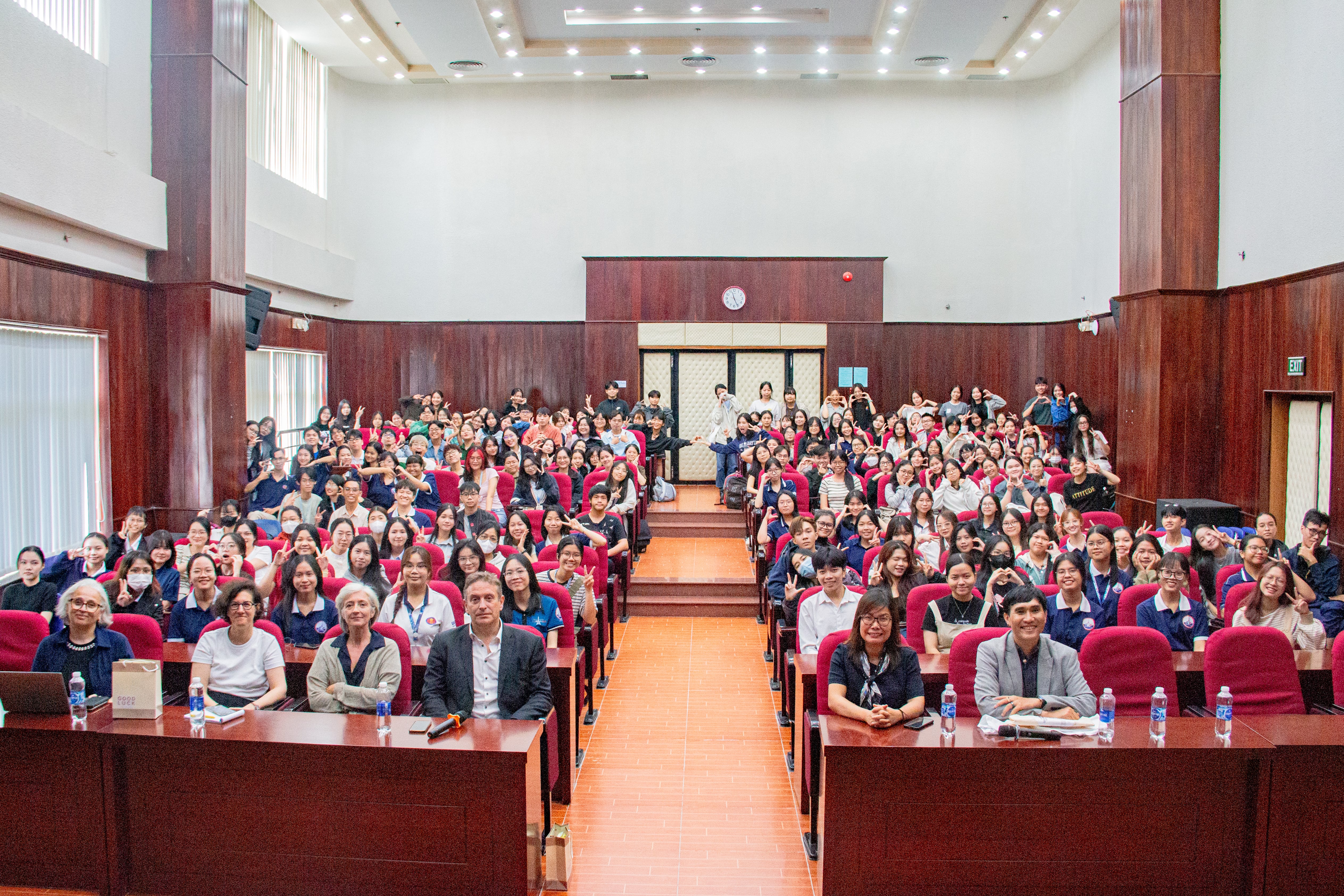 Buổi giao lưu giữa đoàn đại biểu Trường Đại học Jean Moulin Lyon 3 và sinh viên Khoa Ngữ văn Pháp