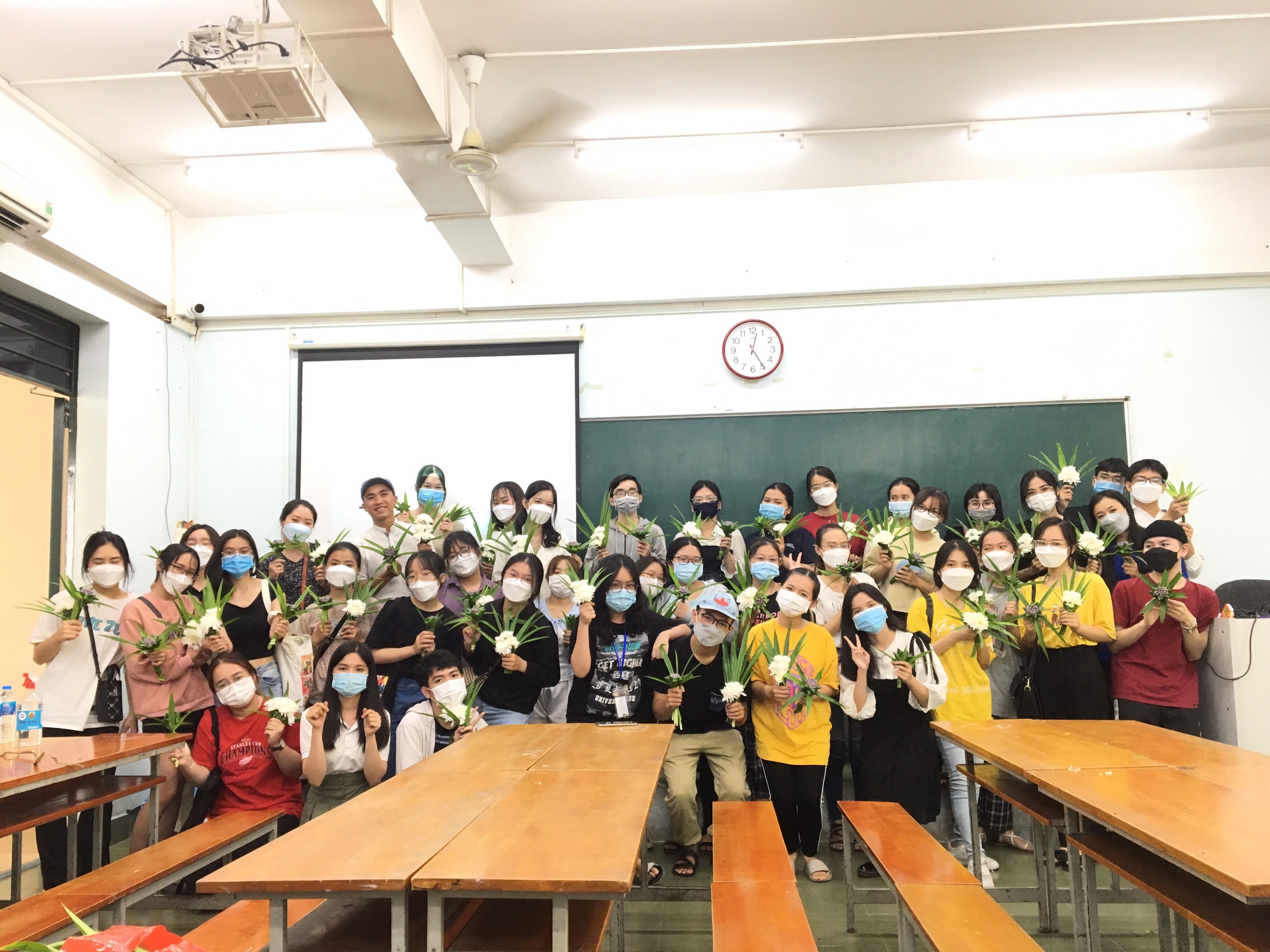 Workshop Hướng dẫn làm hoa nhân ngày Lễ Phật Đản 14/05/2022