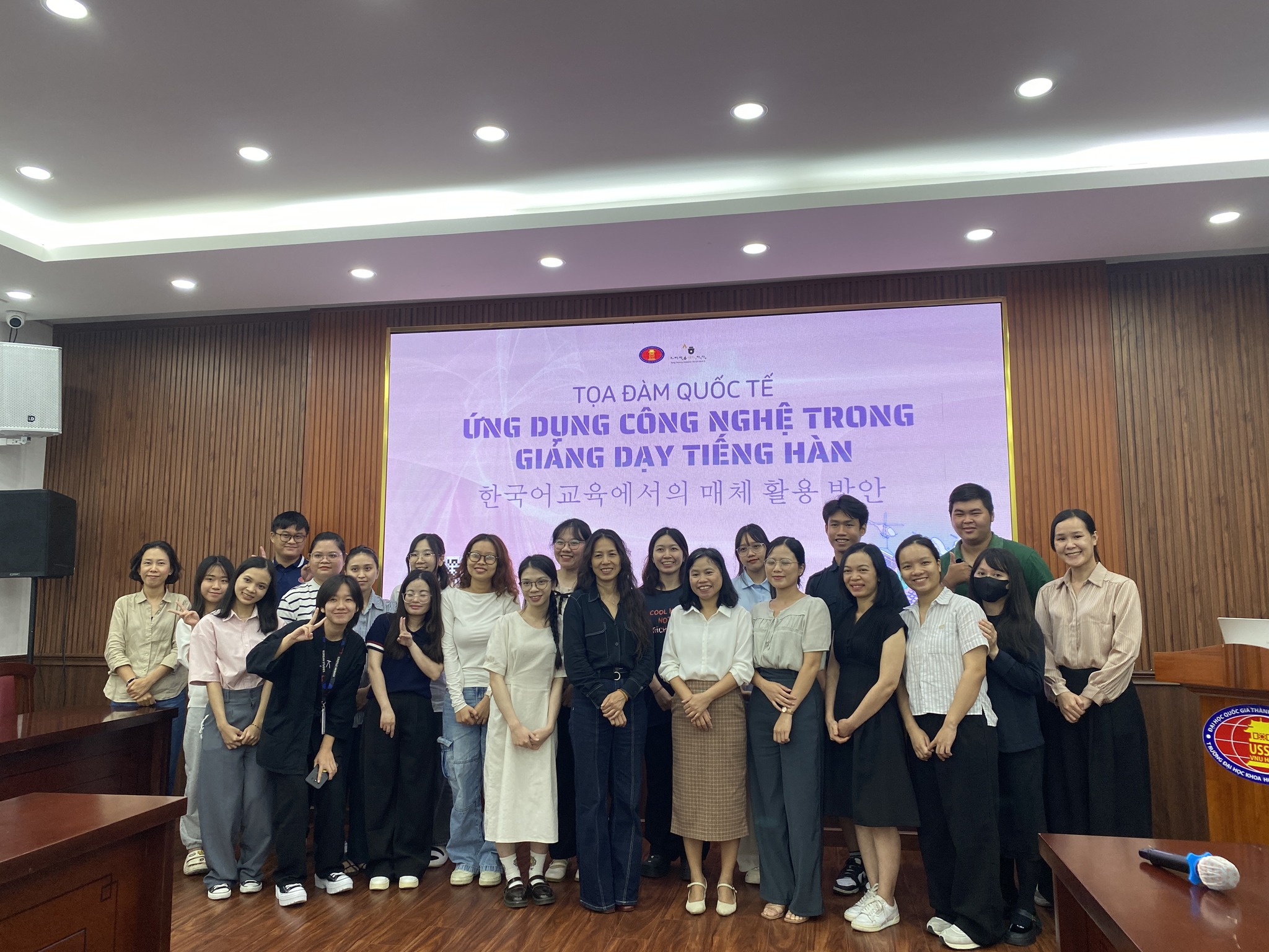 BUỔI TOẠ ĐÀM QUỐC TẾ: ỨNG DỤNG CÔNG NGHỆ TRONG GIẢNG DẠY TIẾNG HÀN”