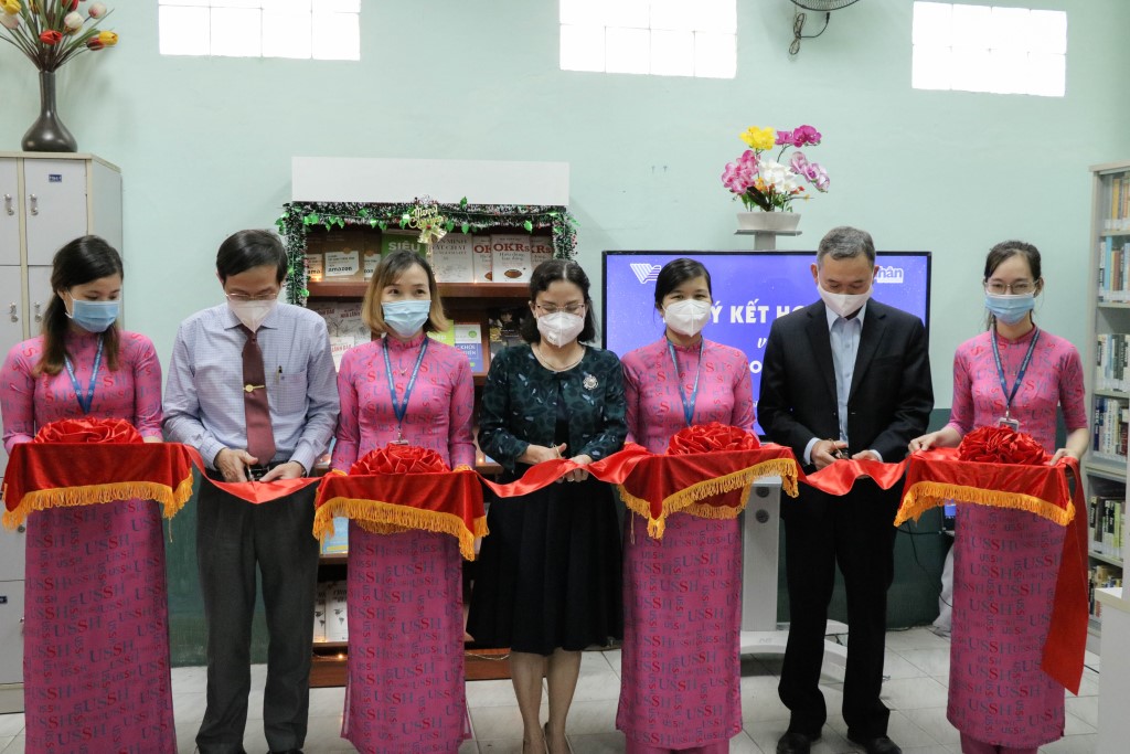 Ký kết hợp tác và ra mắt Tủ sách Doanh Nhân Việt Nam: Cơ hội học tập và khởi nghiệp cho sinh viên