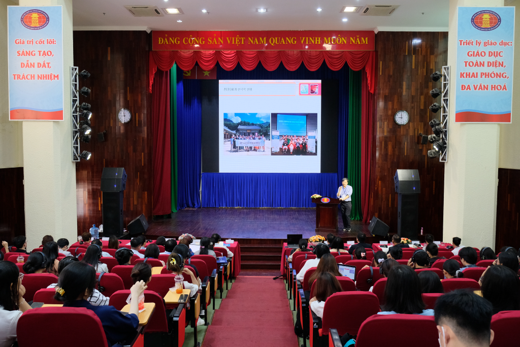 Nhiều nghiên cứu có giá trị được công bố trong Hội thảo khoa học “Toàn cầu hóa và sự chuyển đổi sang xã hội đa văn hóa của Việt Nam và Hàn Quốc”