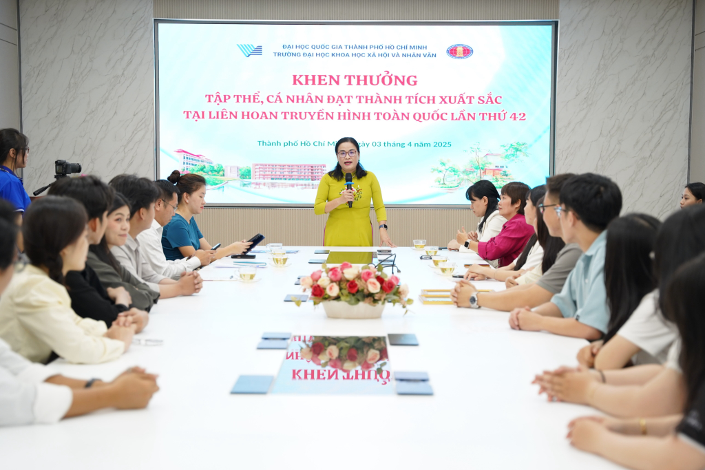 GS.TS Ngô Thị Phương Lan khích lệ tinh thần của các cá nhân, tập thể có thành tích xuất sắc - Ảnh: MỸ TUYẾT