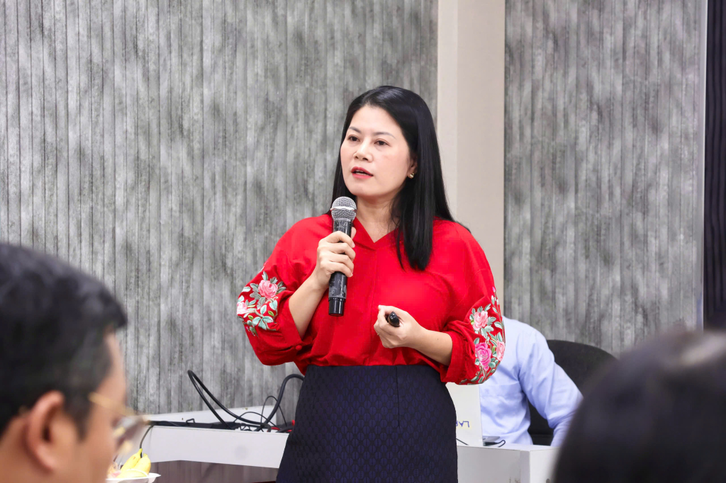TS. Nguyễn Nữ Nguyệt Anh với tham luận "Phát triển năng lực nghiên cứu và công bố quốc tế của học viên sau đại học trong bối cảnh chuyển đổi số" đã phân tích các cơ hội từ tài nguyên số hóa và công cụ số - Ảnh: NHẬT VY