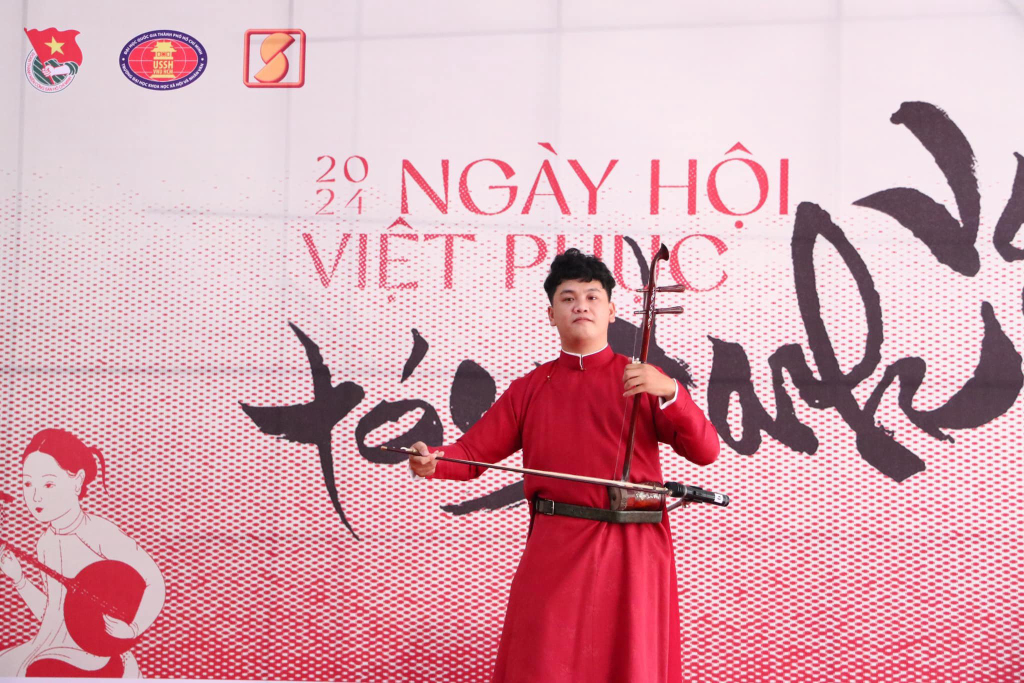 Biểu diễn độc tấu đàn nhị - Ảnh: Sức Trẻ Nhân Văn