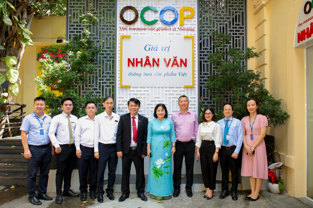 Công ty Cổ phần Tập đoàn Hoa Sen tham quan các sản phẩm OCOP của Nhà trường - Ảnh: Lý Nguyên