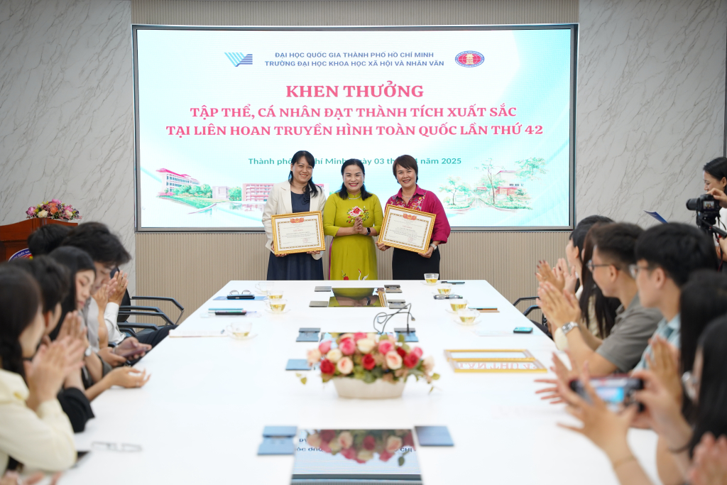TS. Triệu Thanh Lê (bên trái) và ThS. Nguyễn Thị Minh Diệu (bên phải) nhận giấy khen của Nhà trường - Ảnh: MỸ TUYẾT