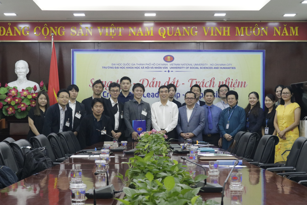 Đại diện hai bên chụp ảnh lưu niệm - Ảnh: Phương Khanh 