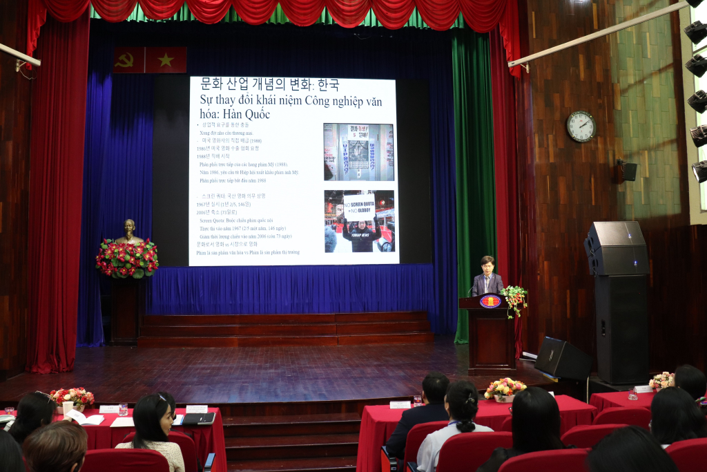 GS. Cho Young Han (Đại học Ngoại ngữ Hàn Quốc) trình bày báo cáo đề dẫn “Hàn Lưu Và Công Nghiệp Văn Hóa Từ Quan Điểm Lịch Sử”- Ảnh: Trần Huỳnh