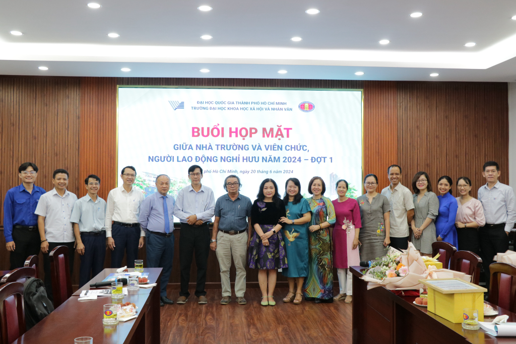 Tập thể VC&NLĐ nghỉ hưu chụp ảnh lưu niệm cùng ban lãnh đạo Nhà trường - Ảnh: Mỹ Hân