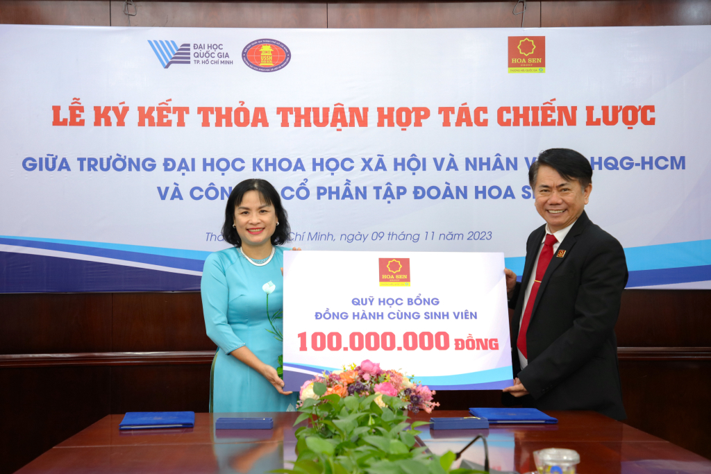 Công ty Cổ phần Tập đoàn Hoa Sen đã trao tặng Nhà trường Quỹ học bổng “Đồng hành cùng sinh viên” - Ảnh: Lý Nguyên