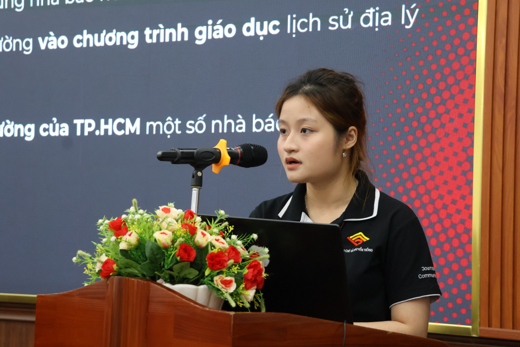 Hai sinh viên Vũ Như Quỳnh và Vũ Khánh Phương đại diện hai nhóm sinh viên trình bày tham luận tại tọa đàm - Ảnh: QUỲNH NHƯ