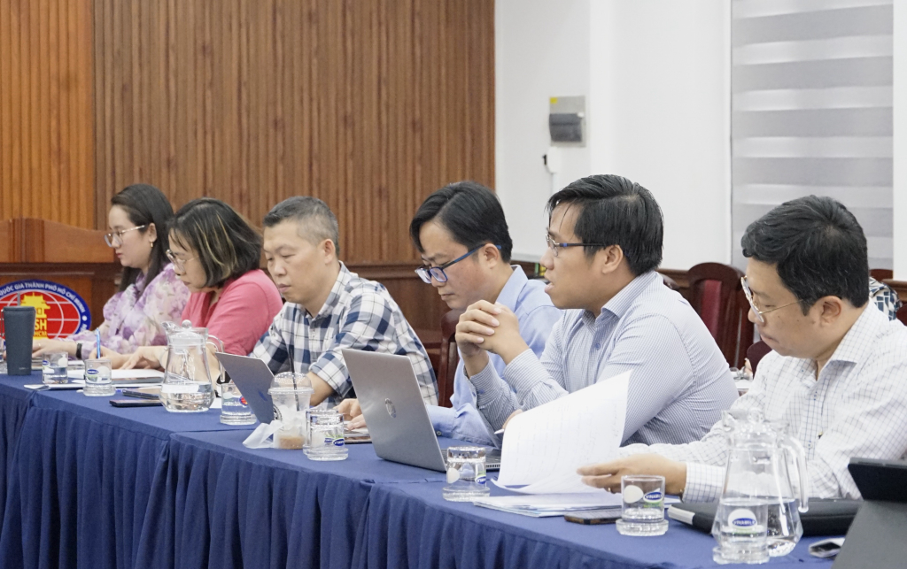 Ban chủ trì cùng các giáo viên hướng dẫn có mặt giải đáp những thắc mắc của NCS - Ảnh: Thùy Trang