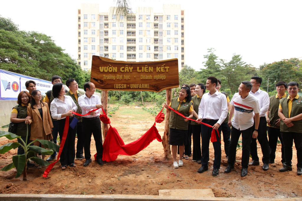Các lãnh đạo tỉnh Bình Dương, Nhà trường và công ty Unifarm cắt băng khánh thành Vườn cây liên kết - Ảnh: Ngọa Kỳ