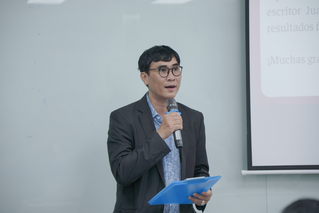 TS. Lê Hồng Phước với thông điệp: “Những kiến thức về bản sắc và toàn cầu hóa sẽ là hành trang giúp sinh viên vững vàng hơn trên con đường sự nghiệp” - Ảnh: ĐÌNH VINH