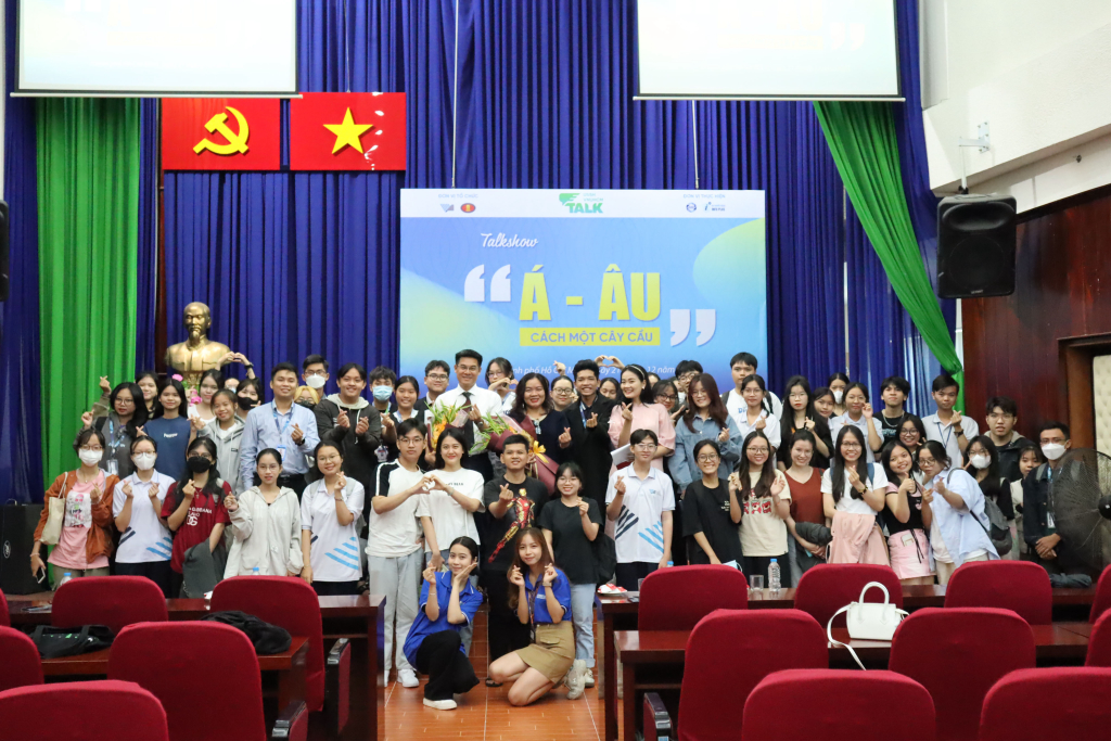 Các bạn sinh viên cùng diễn giả chụp ảnh vào cuối chương trình - Ảnh: Mỹ Hân