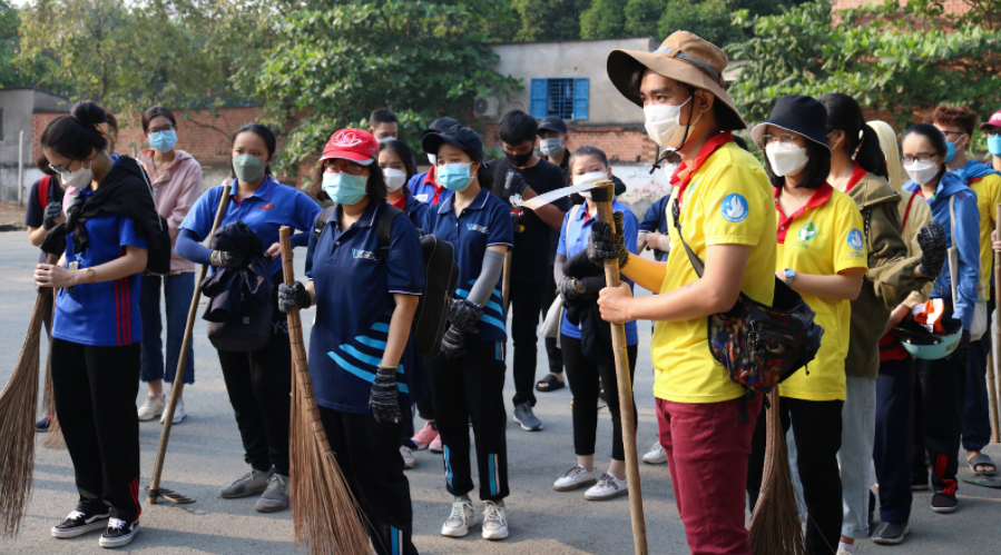 Tình nguyện dọn dẹp cảnh quan, chuẩn bị đón sinh viên trở lại