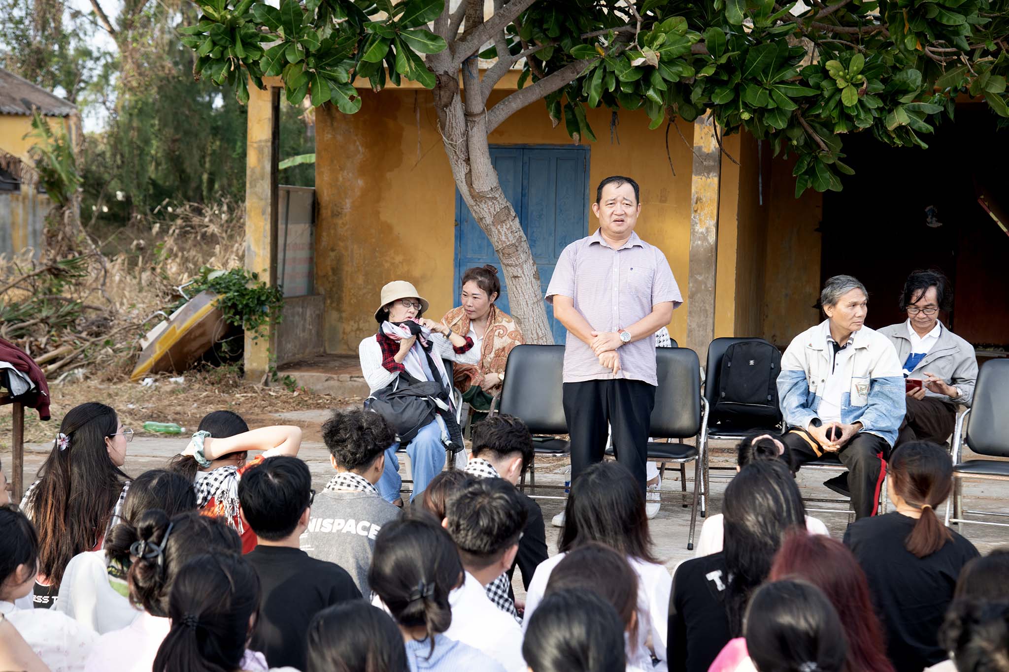 Trưởng khoa Văn hóa học cùng các giảng viên thăm sinh viên K16 đang thực tập tại huyện đảo Phú Quý