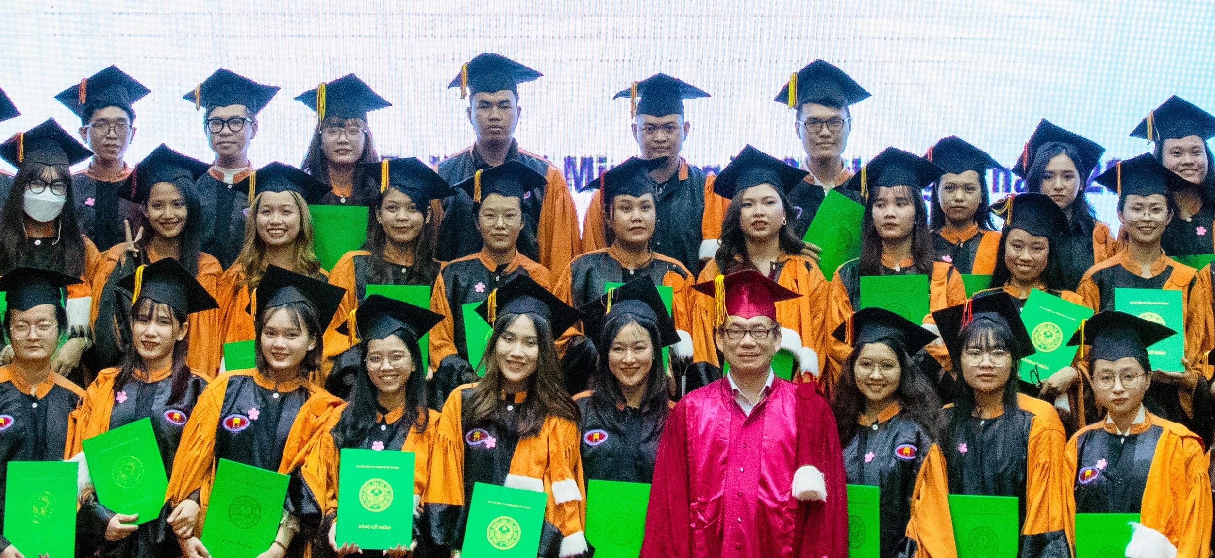 KHOA ĐỊA LÝ CHÚC MỪNG SINH VIÊN TỐT NGHIỆP