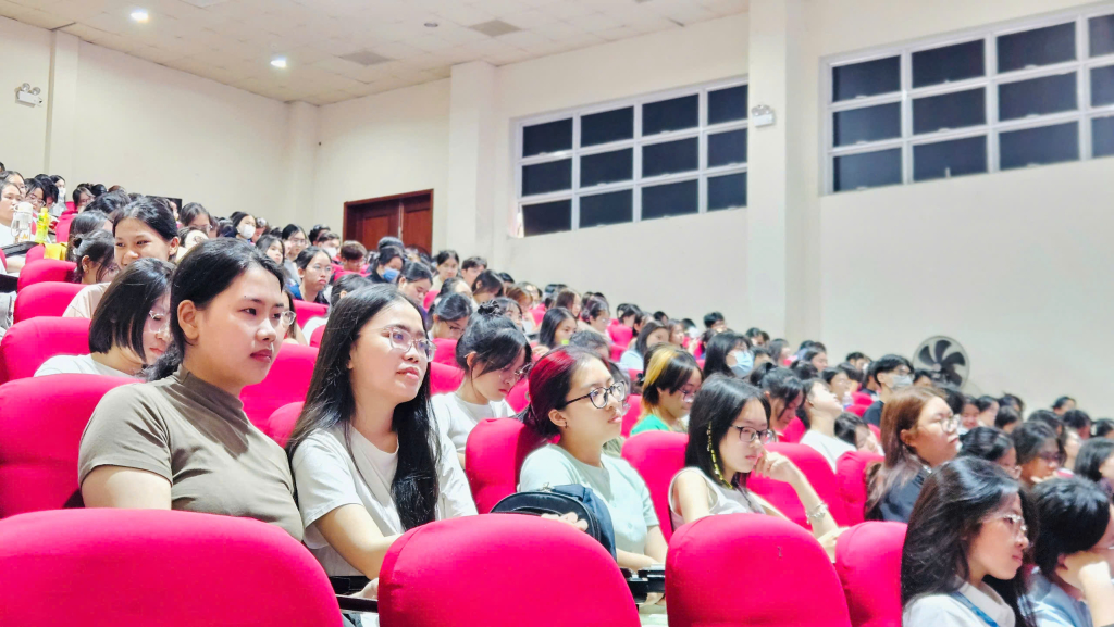 Sinh viên tham gia chuyên đề "Chăm sóc sức khỏe và sức khỏe tinh thần"