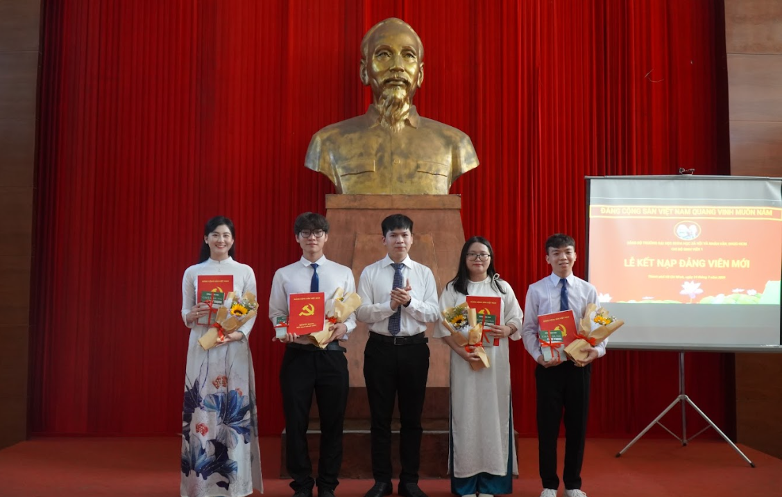 Chi bộ Sinh viên 1: Cùng 4 đảng viên mới tìm hiểu về vai trò của thanh niên trong các giai đoạn lịch sử