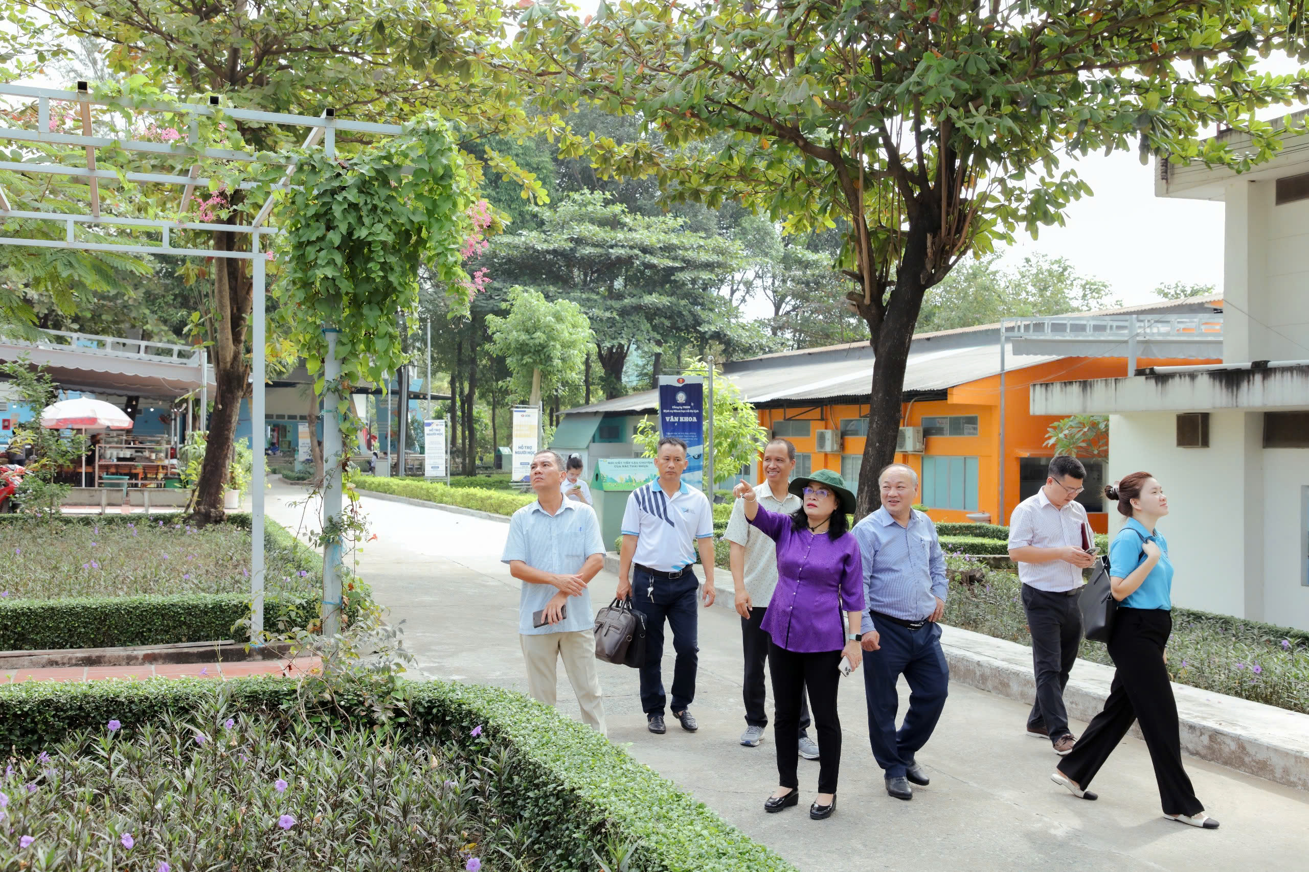 Ban Giám hiệu Nhà trường làm việc với Cơ sở Thủ Đức về công tác cảnh quan, dịch vụ và Đại học Xanh