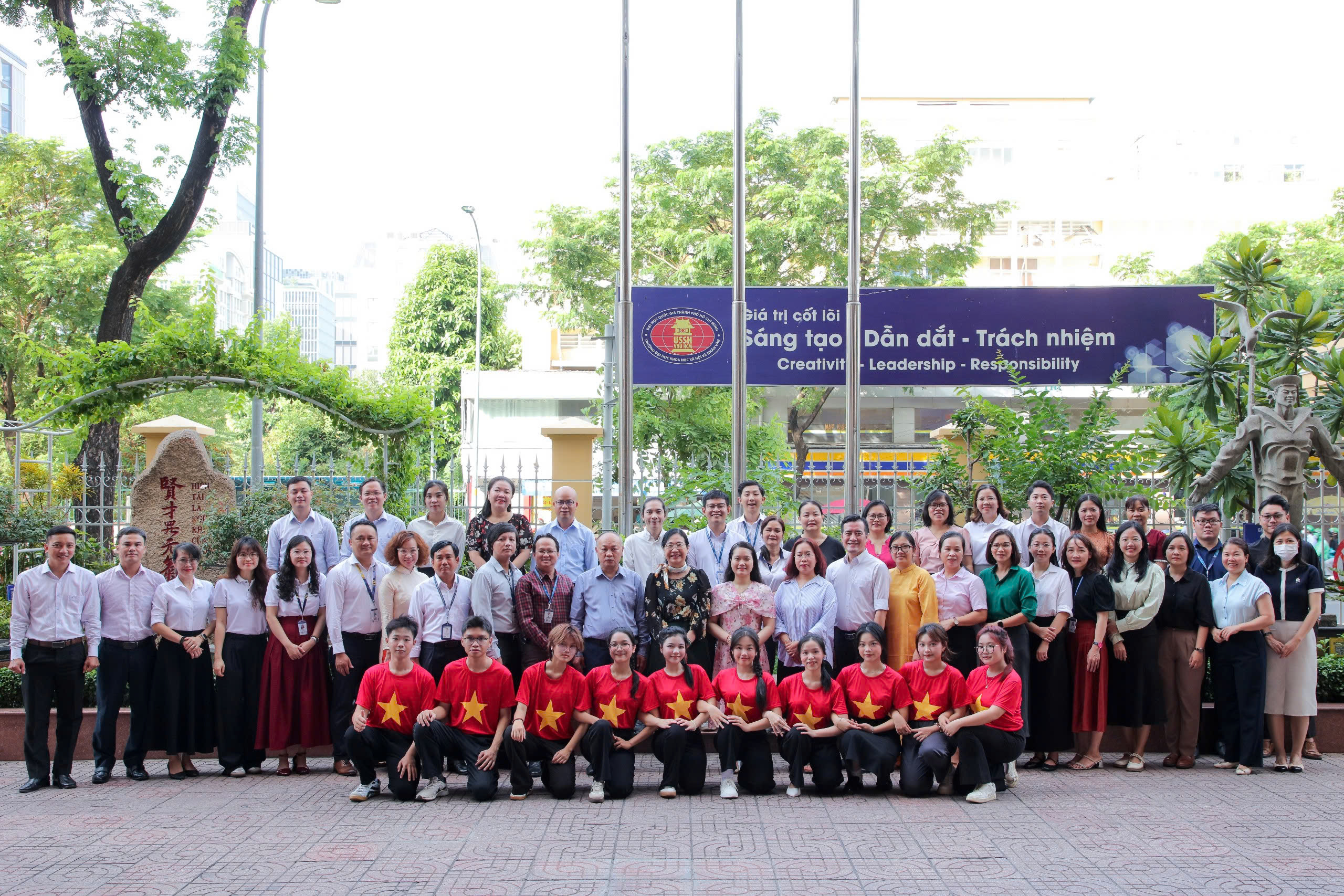 Khơi dậy tinh thần học tập suốt đời trong kỷ nguyên vươn mình của dân tộc tại Lễ chào cờ và sinh hoạt dưới cờ tháng 4