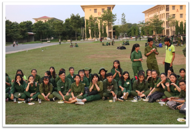 Thăm sinh viên K38 trong kỳ học quân sự tại Trung tâm An ninh - Quốc phòng, ĐHQG TPHCM.
