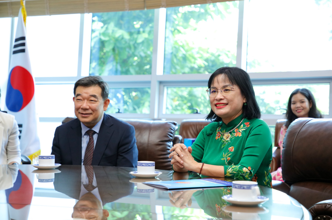 Nhà Trường làm việc với Tổng Lãnh sự Hàn Quốc tại Thành phố Hồ Chí Minh