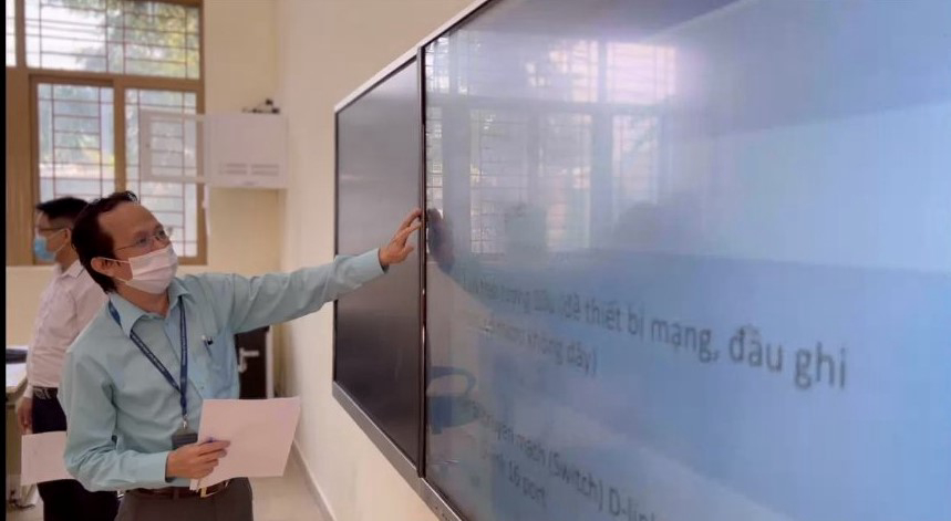 Tổng Lãnh sự quán Trung Quốc tặng phòng học đa phương tiện giảng dạy tiếng Trung