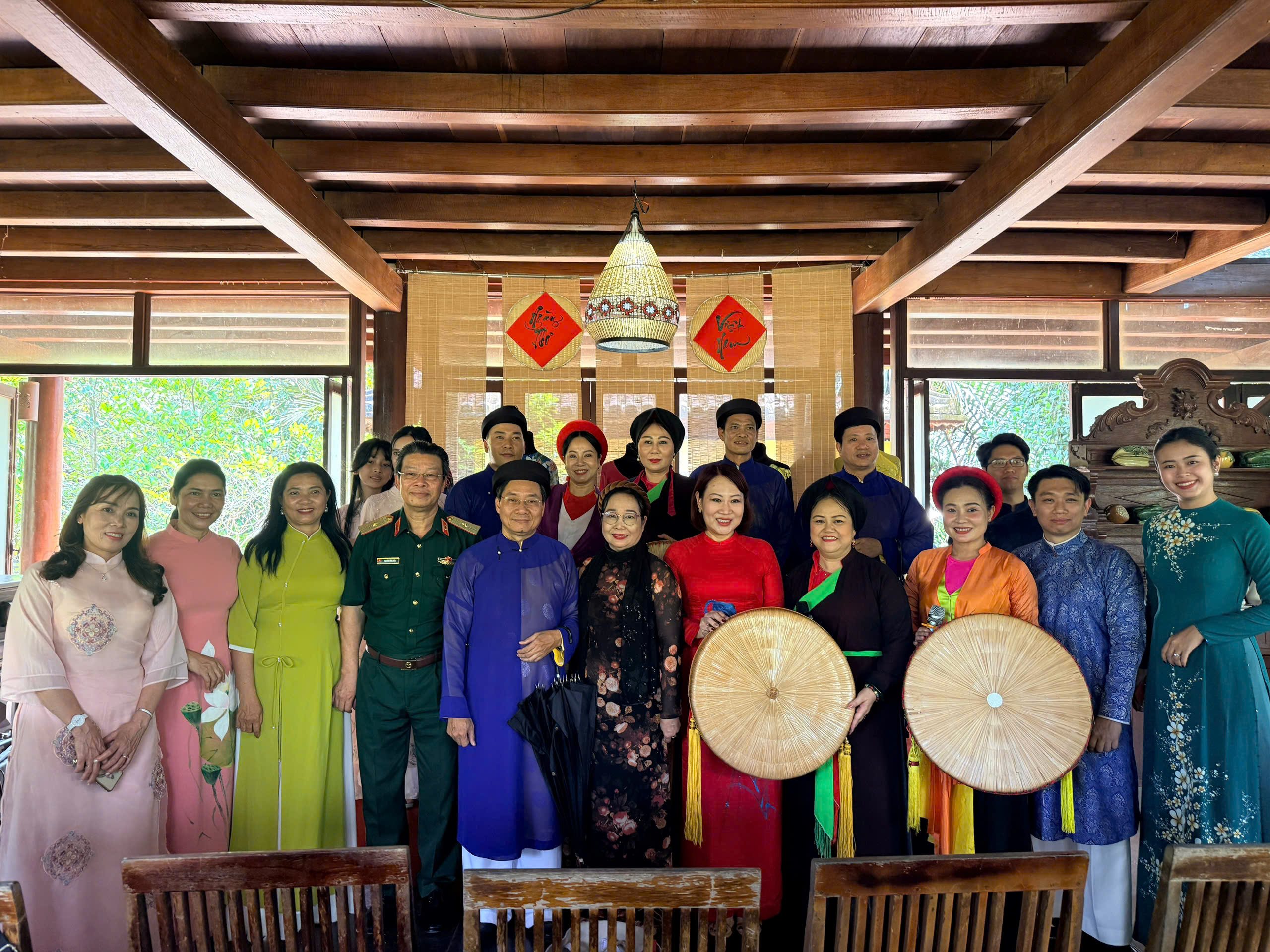 HỘI HỮU NGHỊ VIỆT NAM – ASEAN TP. HỒ CHÍ MINH TRAO TẶNG BỘ ÁO DÀI ASEAN (THIẾT KẾ NĂM 2020) CHO BẢO TÀNG ÁO DÀI