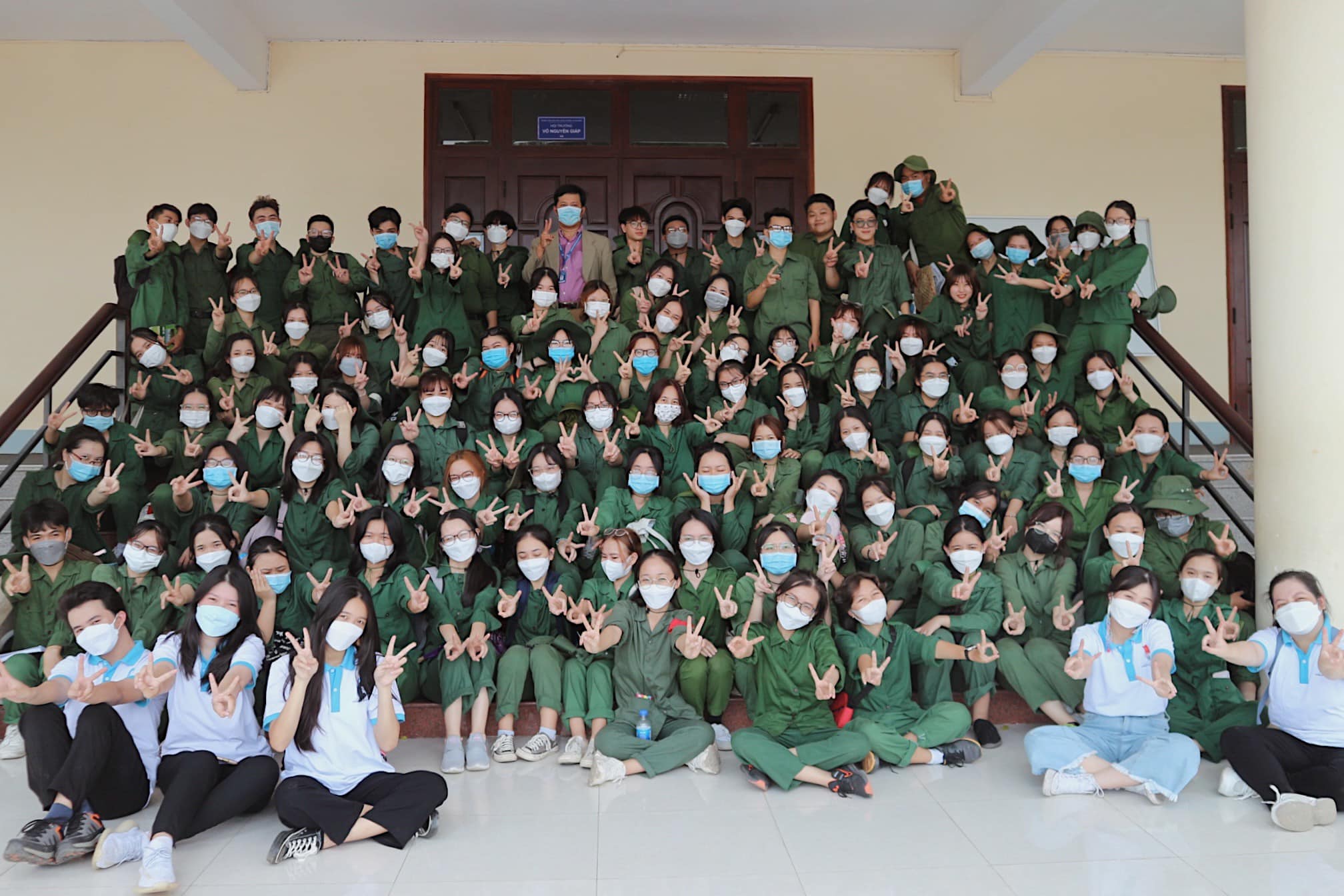 Ban chủ nhiệm, Thầy Cô và Đoàn - Hội Khoa Văn hóa học thăm các em sinh viên năm 1-VHH khóa 15 đang học tập tại Trung tâm Giáo dục quốc phòng và An ninh - ĐHQG TP.HCM