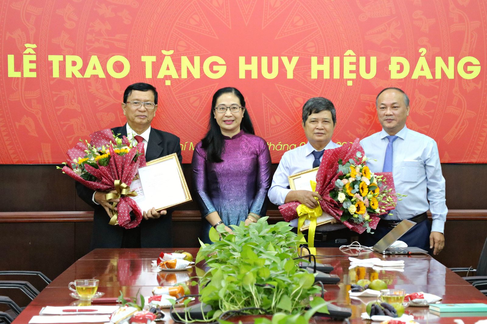 Lễ trao tặng huy hiệu 30 năm tuổi Đảng cho đồng chí Võ Văn Sen và Nguyễn Văn Hà