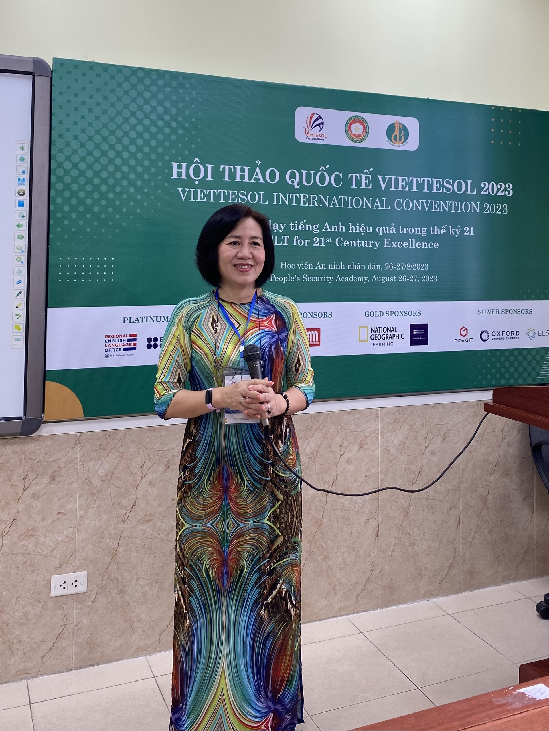 TS. TRẦN THỊ MINH PHƯỢNG ĐẠI DIỆN KHOA NGỮ VĂN ANH THAM DỰ VIETTESOL 2023