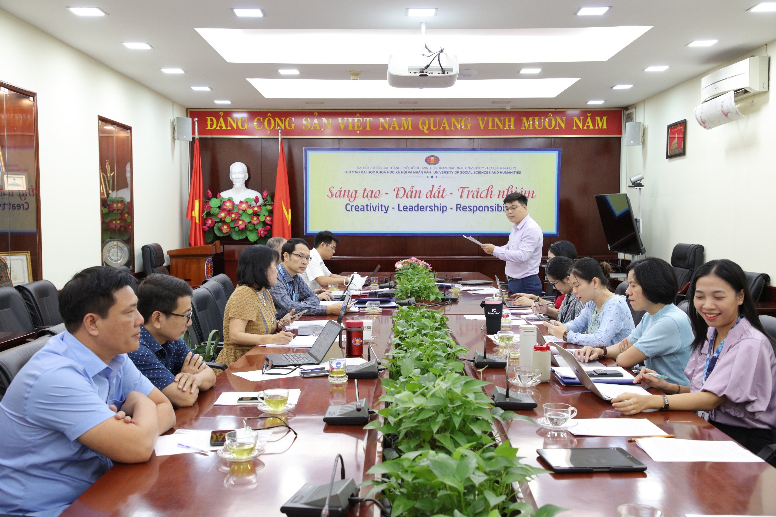Họp Tập thể lãnh đạo Trường đánh giá kết quả hoạt động của Trưởng phòng, ban, thư viện, bảo tàng