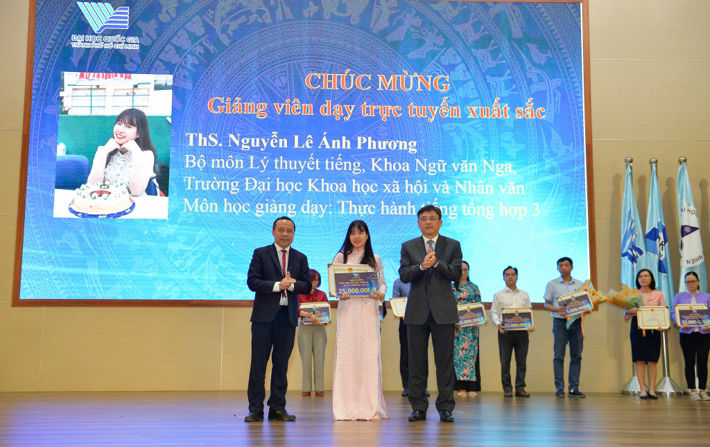 Giảng viên Khoa Ngữ văn Nga được Giám đốc ĐHQG-HCM khen thưởng vì dạy trực tuyến xuất sắc