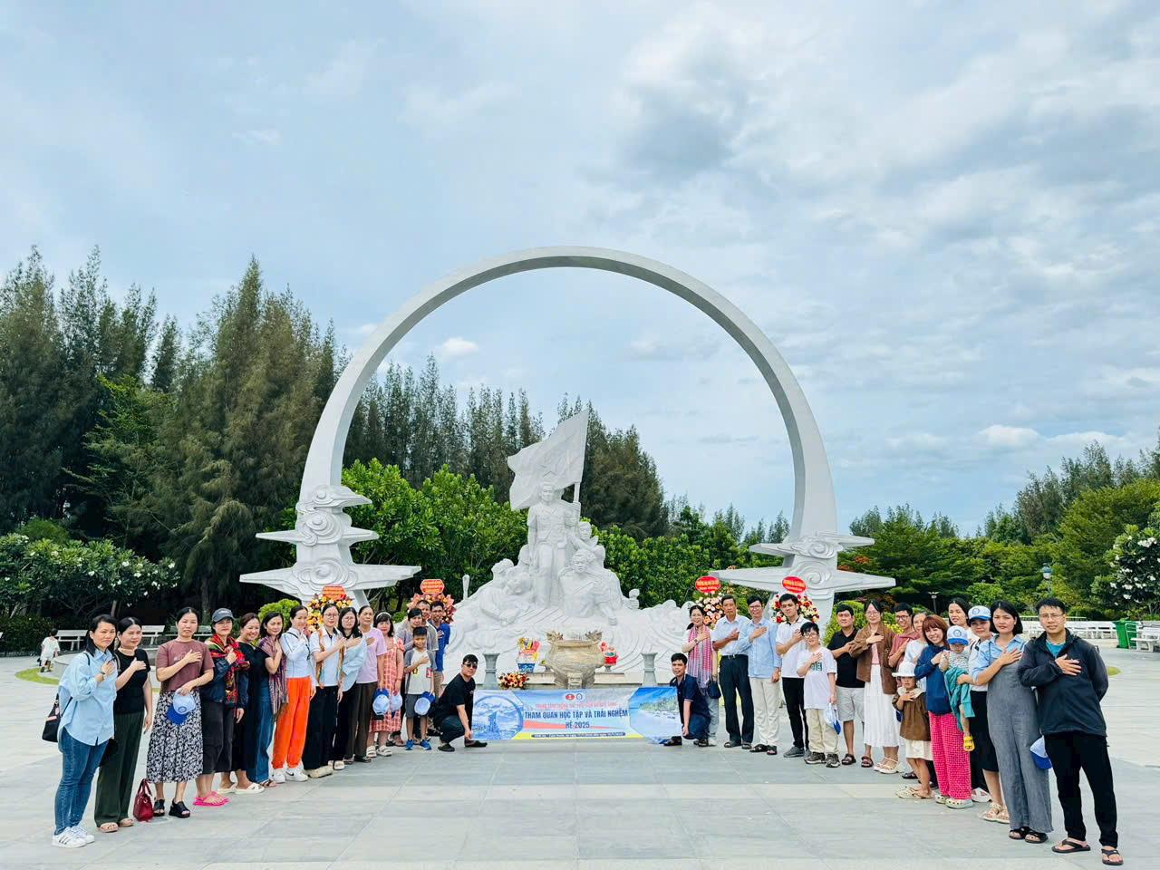 Hành trình về nguồn đầy xúc cảm của Trung tâm Thông tin, Thư viện và Bảo tàng tại Khu tưởng niệm Chiến sĩ Gạc Ma – Hè 2025.